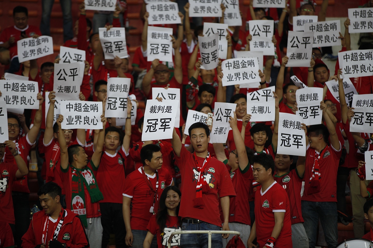 国内足球盛事高潮迭起，球迷狂热相助的简单介绍