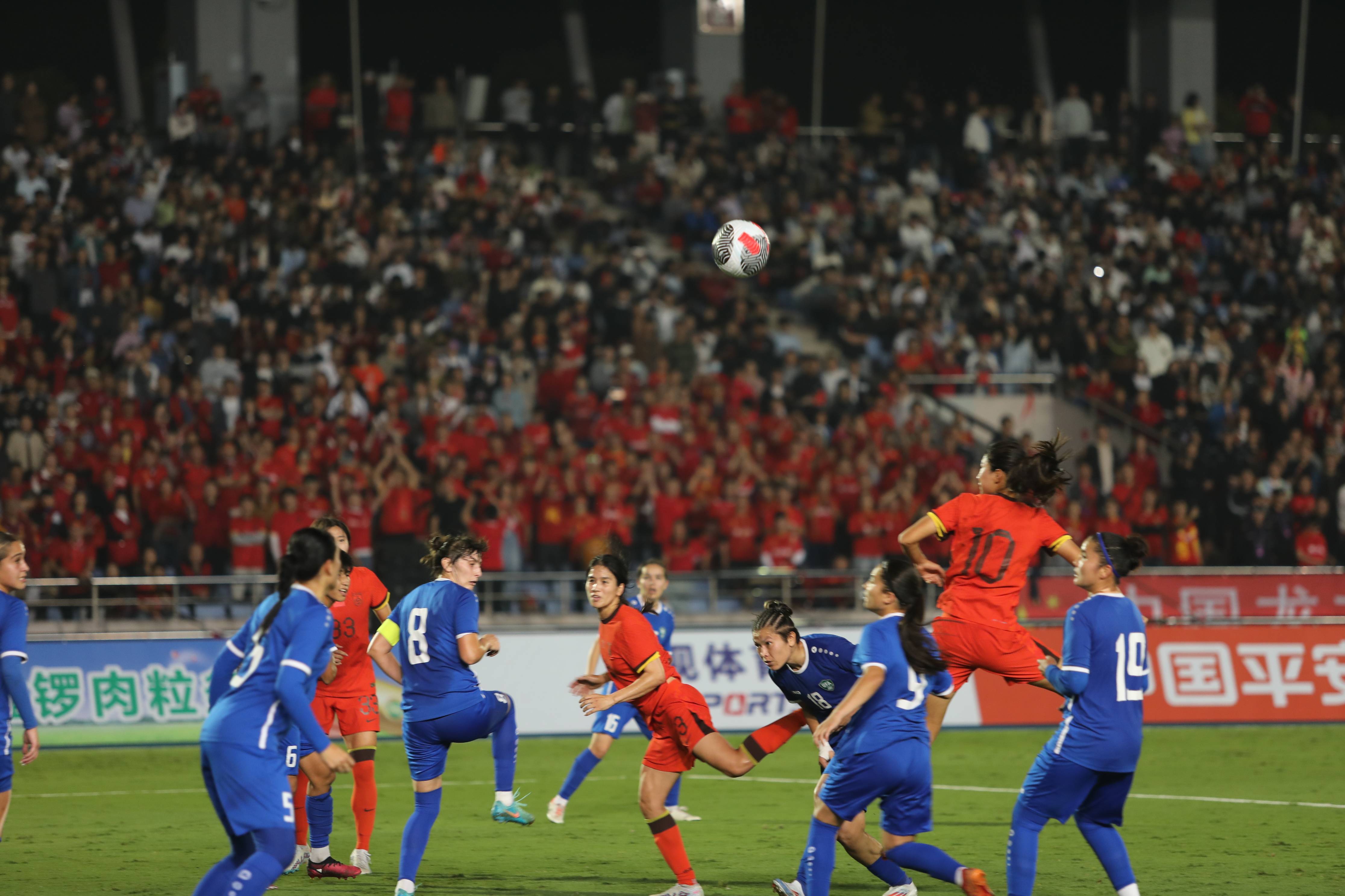 顶级女足选手在比赛中展现出色表现 顶级女足选手在比赛中展现出色表现