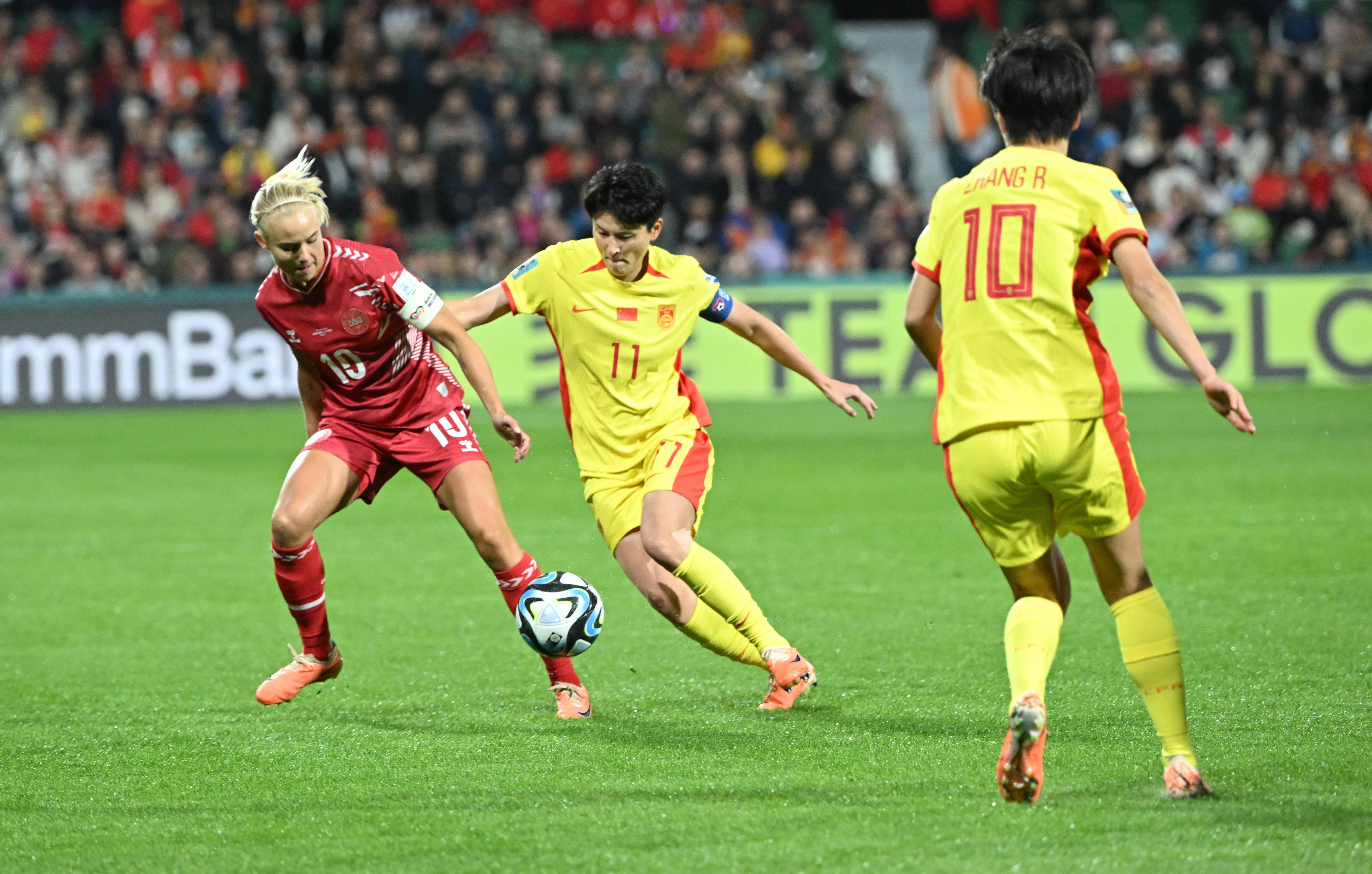 顶级女足选手在比赛中展现出色表现 顶级女足选手在比赛中展现出色表现